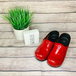 DANSKO kids shiny red clogs